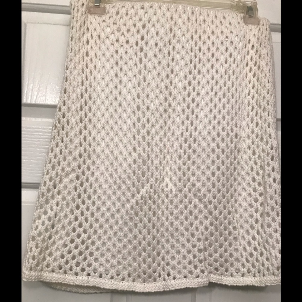 Knit white fabric skirt
